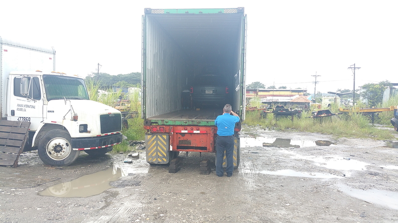 loading the van into a container in Colón, Panamá